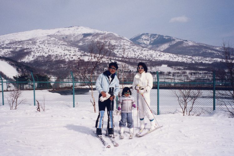 佳代さん一家の家族写真（小室家提供）