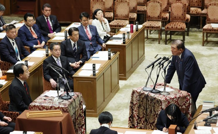 石破茂総理は2月17日の衆院予算委員会で高額療養費制度について「年4回以上該当される方の自己負担額の見直しを凍結し、据え置くことを政府として決断した」と表明した（時事通信フォト）