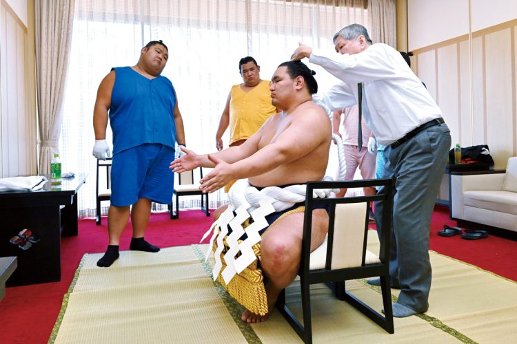 2月の襲名披露大相撲や部屋開きで披露したが、「まだ不安がある」と土俵入りの所作を何度も確認していた