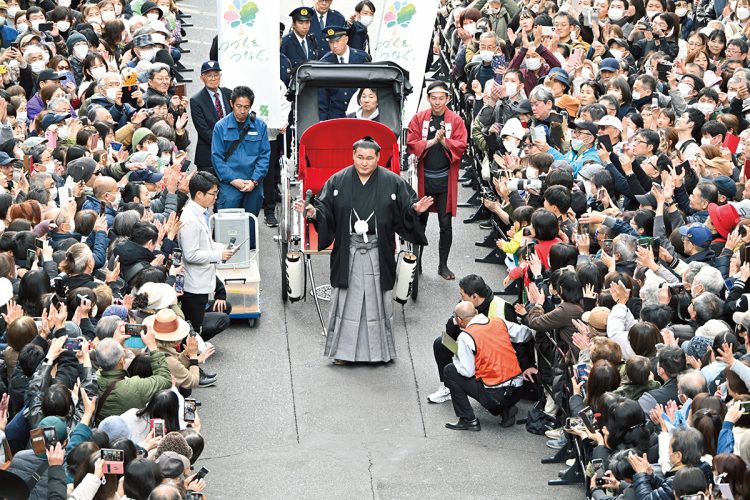 高校時代を過ごした柏市で行なわれた昇進祝賀パレードでは人力車に乗って凱旋。2万5000人が声援を送った