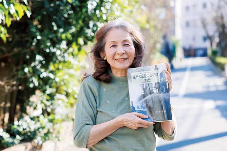 光陽氏の写真集『東京大空襲の全記録』（1992年刊）を持つ次女・石川令子さん