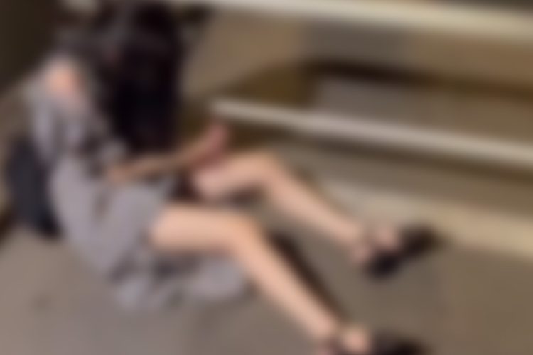 路上で泥酔している女性（Xより）