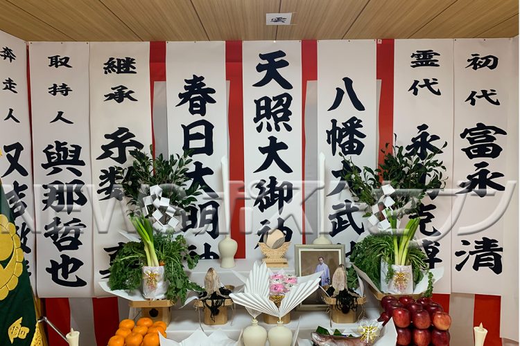 祭壇の「八幡大武神」「天照大御神」「春日大明神」は、<wbr />博徒系盃儀式の特徴だ