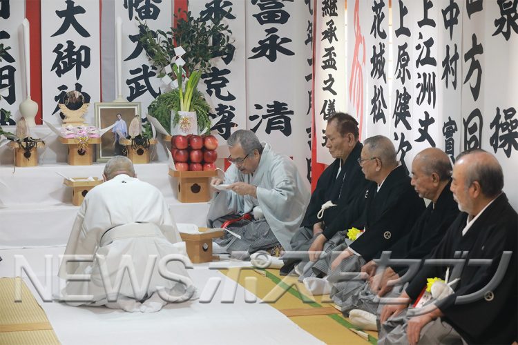 霊代の永山代表が盃を飲み干す