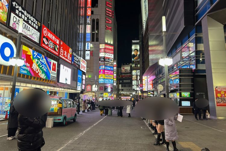 東宝ビルの横はコンカフェの客引き女性がびっしり並ぶ