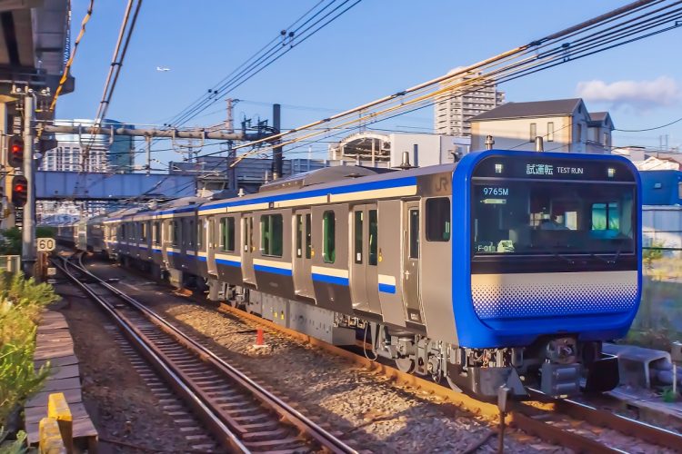 長距離を走る列車にはトイレが整備されている（写真は横須賀線）