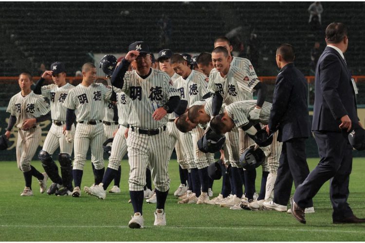 健大高崎戦に敗れて引き上げる明徳義塾ナイン（写真／産経新聞社）