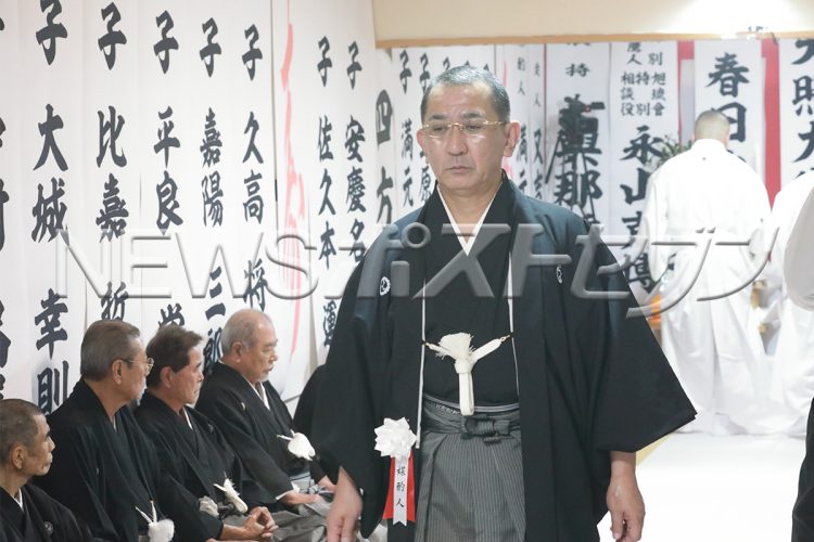 媒酌人を務めた満元幸次事務局長