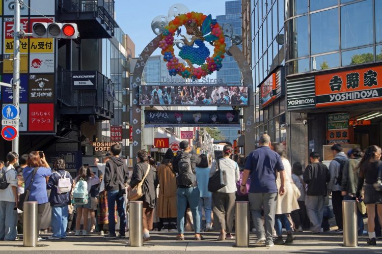 原宿駅を降りてすぐに見える「竹下通り」（時事通信フォト）