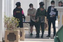 ミャンマーの特殊詐欺拠点からタイに移送された日本人の男（右から4人目）。3月18日午後（時事通信フォト）