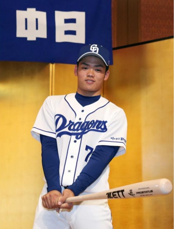 甲子園での二刀流が話題になった2018年のドラフト1位・根尾昴。今シーズンから背番号は「30」に（時事通信フォト）