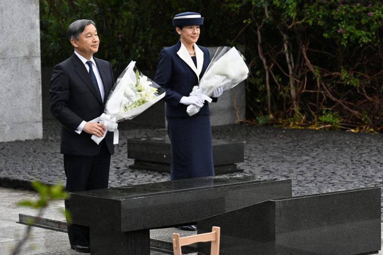 「鎮魂の丘」で祈りを捧げられた天皇皇后両陛下（2025年4月。写真／JMPA）