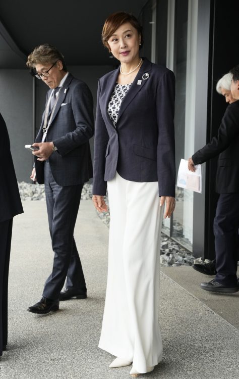 女優の藤原紀香が天皇皇后両陛下を出迎えた（2025年4月、大阪府・大阪市。撮影／JMPA） 