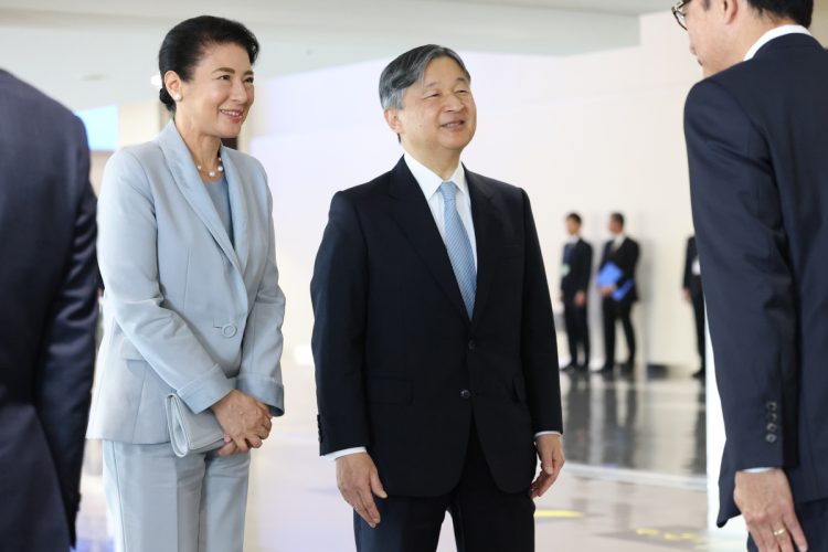 空港に到着された天皇皇后両陛下（2025年4月、大阪府・大阪市。撮影／JMPA） 