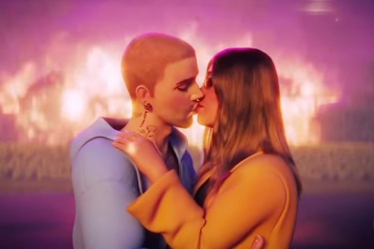 燃え盛る家の前で、妻のヘイリーとキスを交わすジャスティン（インスタグラムより）