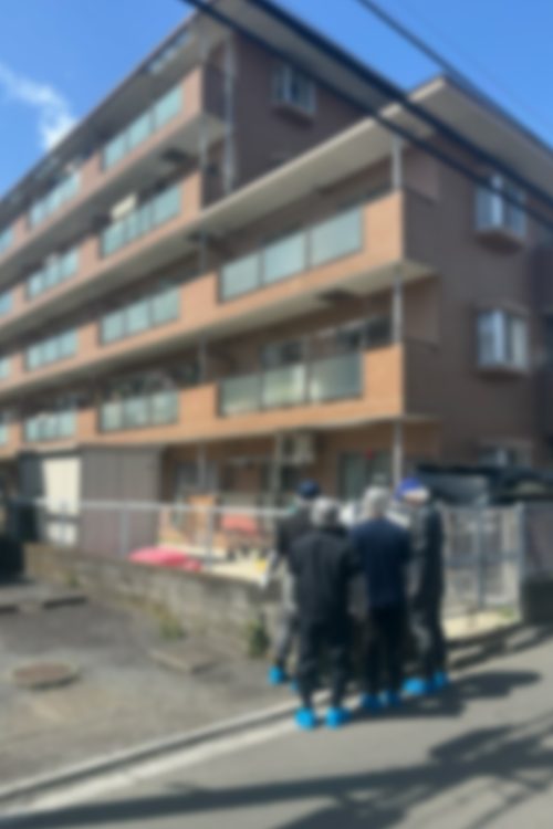 自宅であるマンションのエントランス付近で被害に遭ったとみられている