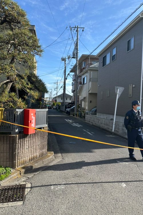着衣に血のついた20代の男を確保