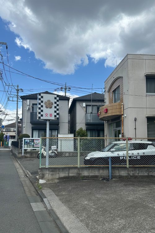 殺人の疑いで逮捕された住居・職業不詳の谷内寛幸容疑者（24）が確保された交番。着衣には血がつき、怪我をしていたという