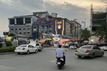 タイと国境を接し、特殊詐欺の拠点があるとされるカンボジア北西部ポイペト。カンボジア、ミャンマー、タイ国境地帯に特殊詐欺の拠点が複数、あるとみられている（時事通信フォト）