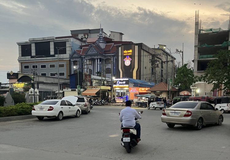 タイと国境を接し、特殊詐欺の拠点があるとされるカンボジア北西部ポイペト。カンボジア、ミャンマー、タイ国境地帯に特殊詐欺の拠点が複数、あるとみられている（時事通信フォト）
