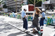 電動キックボードの違反を取り締まる警察官（時事通信フォト）