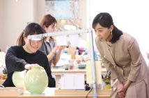 九谷焼の窯元「錦山窯」を訪ねられた佳子さま（2025年4月、石川県・小松市。撮影／JMPA）