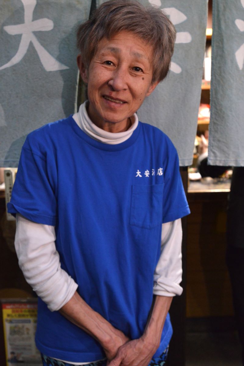 柔和な笑顔が印象的な2代目店主の森本淳子さん