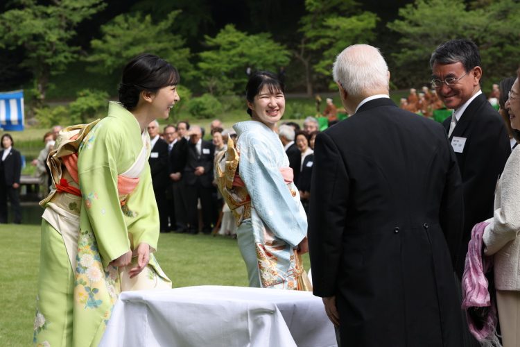 愛子さまと佳子さま（2025年4月、東京・港区。撮影／JMPA）