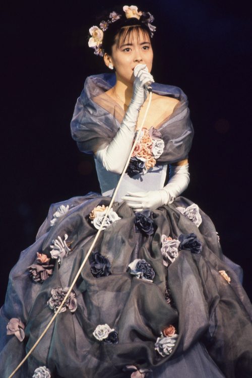 1988年12月31日、『第39回NHK紅白歌合戦』に初出場。紅組1番手で『Witches』を歌唱（C）女性セブン