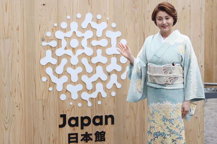 日本館で来場者を迎えるイベントに出席した藤原紀香（時事通信フォト）