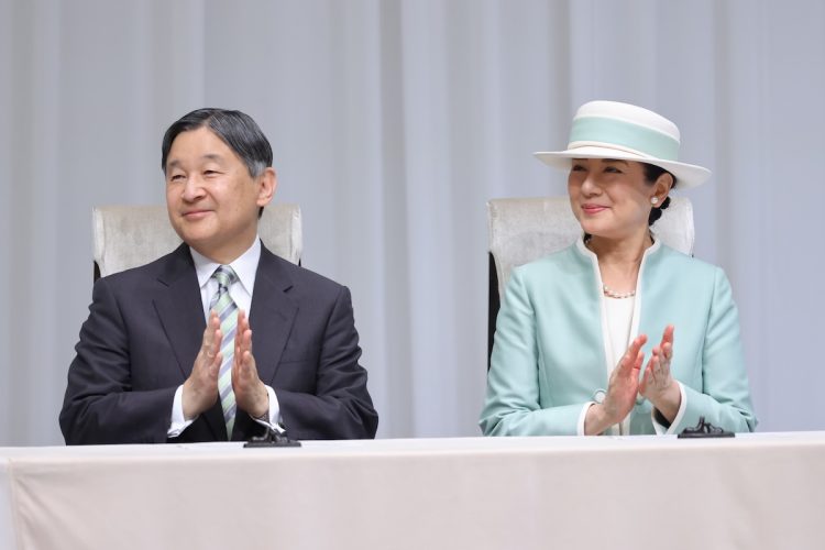 拍手を送られる天皇皇后両陛下（2025年4月25日、撮影／JMPA）
