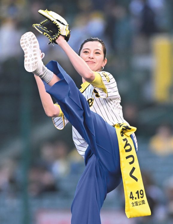 4月11日阪神VS広島（甲子園球場）選手もびっくりの「180度開脚投球」中条あやみ（27）俳優　投球の際にあげる足を間違え、4回目のやり直しで成功