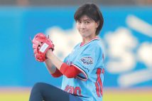 華やかな投球フォームと衣装でスタジアムを彩る（29年ぶりの始球式となった内田有紀）