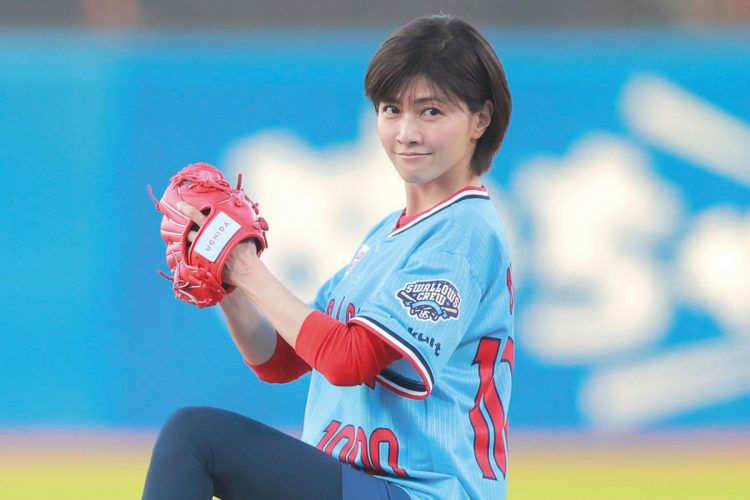 華やかな投球フォームと衣装でスタジアムを彩る（29年ぶりの始球式となった内田有紀）