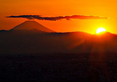 赤く染まった富士山に雲龍が舞い上がるレッドドラゴンの写真 Newsポストセブン Part 4